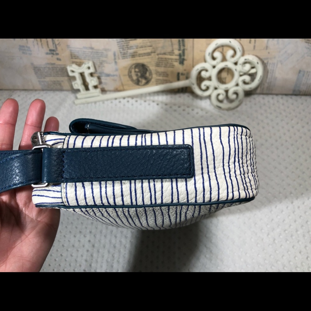🎉 Fossil Riley Camera Crossbody - Picture 6 of 16